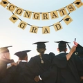 Banderole de fin d'études en papier kraft Congrats Grad suspendue sous un ciel bleu - Style CONGRATS GRAD