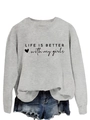 Detail des grauen Sweatshirts mit dem Textaufdruck Life is Better with my Girls - S / Grau (Schwarze Schrift)
