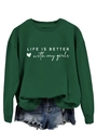 Detail eines dunkelgrünen Sweatshirts mit Life Is Better Aufdruck und Rippbündchen - S / Dunkelgrün (Weiße Schrift)
