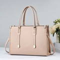 Elegante beige Tragetasche für Damen aus genarbtem Leder mit goldenen Metallelementen - Khaki