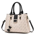 Dettaglio elegante borsa tote crema con monogramma MKMT e ciondolo a fiocco nero - KMTM Bianco e Nero