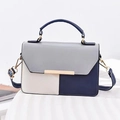 Minimalistische color-block handtas in wit en marineblauw met gouden accenten - 21*7*13cm / Blauw