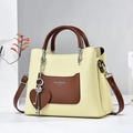 Dettaglio della borsa gialla con tasca marrone e scritta Fashion Queen sul davanti - Giallo Limone