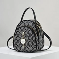 Mini mochila multifuncional en blanco y negro con patrón geométrico y dije de gato - Negro