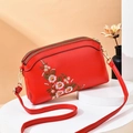Rote Schultertasche mit floraler Stickerei und goldener Dreifach-Reißverschluss-Optik - Rot