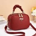 Elegante borsa a tracolla bordeaux da donna con ciondolo a fiocco dorato e manico arricciato - Rosso Vino