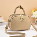 Elegante borsa beige a tracolla con ciondolo a fiocco dorato e manico con ruches morbide - Cachi