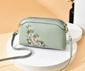Hellgrüne PU-Leder Umhängetasche mit Blumenstickerei und goldenen Beschlägen Details - Grün