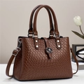 Sac à main marron avec texture tressée, fermoir fleur en métal et bandoulière amovible - café
