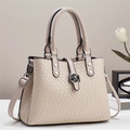 Détail du sac à main beige à texture tressée avec un fermoir rotatif en forme de fleur - Abricot