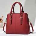 Grande borsa tote rossa in pelle martellata con tre scomparti e dettagli dorati - Rosso Vino