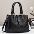 Sac à main noir avec texture tressée, boucle fleurie argentée et bandoulière réglable - Noir