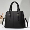 Dettaglio della borsa nera in pelle a grana con eleganti finiture in metallo dorato - Nero