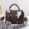 Bolso de cuero granulado marrón oscuro con pañuelo de seda y correa tejida decorativa - café