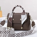 Bolso de mano en cuero marrón con hebilla dorada y pañuelo decorativo en el asa - Caqui Oscuro