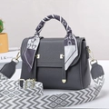 Bolso de mano gris oscuro con asa de seda y correa ancha de estilo geométrico - Gris