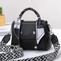Bolso de mano negro en cuero con asa de pañuelo de seda y correa ancha geométrica - Negro