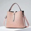 Sac seau rose avec motif dentelle, fermoir métallique et bandoulière amovible - Rose