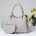 Détail de la broderie florale en dentelle gris clair et des ferrures dorées du sac à main - Ensemble 2 pièces (28x12x20cm) / Gris