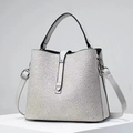 Détail du sac à main en dentelle florale blanche avec boucle argentée et sangle - Gris