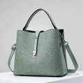 Détail du sac seau vert sauge montrant la texture en dentelle crochetée et les finitions - Vert