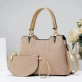 Vue détaillée des motifs en dentelle beige et de la texture sur cet ensemble de sacs - Ensemble 2 pièces (28x12x20cm) / Khaki