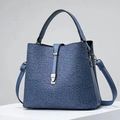 Détail du sac seau bleu marine avec dentelle florale et finitions en métal argenté - Bleu