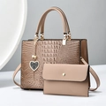 Grand sac cabas beige gaufré crocodile avec pochette assortie et breloque en cœur - 27cmx11cmx21cm / Sac Fourre-Tout Et Pochette / Khaki