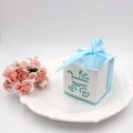 Gelaserte Bonbonschachtel mit Kinderwagen-Motiv und hellblauer Schleife auf Teller - Kinderwagen / Mit Schleifenband / Hellblau