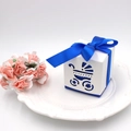 Weiße lasergeschnittene Geschenkbox mit Kinderwagen-Motiv und blauer Schleife auf Teller - Kinderwagen / Mit Schleifenband / Dunkelblau
