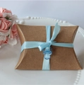 Boîte cadeau en papier kraft avec ruban bleu ciel et breloque tétine pour bébé - Ruban Bleu Tétine