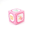 Gros plan d'une boîte à bonbons carrée rose avec lettres pour bébé et hochets illustrés - 5.5*5.5*5.5cm / Rose