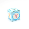 Détail de la boîte à bonbons carrée bleue pour baby shower avec lettres roses et sucette - 5.5*5.5*5.5cm / Bleu