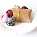 Elegante scatola regalo a cuscino in carta kraft con nastro dorato per confetti e regali - Carta kraft con nastro dorato