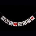 Striscione nuziale vintage Mr e Mrs con icone di cuore e baffi su uno sfondo nero - Baffi Mr Mrs