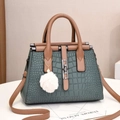 Damen-Handtasche aus Kunstleder mit Krokoprägung in Vintage Grün-Braun und weißem Anhänger - Grün