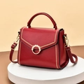 Elegante rote Ledertasche mit perlverziertem Goldverschluss und Stickerei-Details - Rot