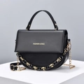 Bolso bandolera negro semicircular con cadena dorada y eslabón decorativo frontal - Negro