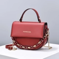 Détail du sac à bandoulière rouge demi-lune avec logo doré et chaîne métallique chic - Rouge