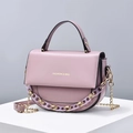 Gros plan détaillé d'un sac en cuir PU lilas avec accents dorés et chaînes décoratives - Violet