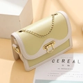 Bolso bandolera en contraste amarillo y blanco con cadena dorada y cierre metálico - Amarillo