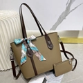 Detail van kaki draagtas met litchi-textuur, decoratieve zijden sjaal en bijpassende pouch - Khaki