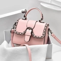 Sac à bandoulière rose avec bordure en chaîne et bandoulière dans une boîte cadeau - Rose