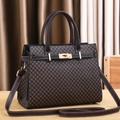 Dunkelbraune Handtasche aus Kunstleder mit Kreuzmuster und goldenem Schnallenverschluss - Kaffeebraun