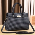 Klassische Handtasche mit schwarz-weißem Geometriemuster, Goldschloss und Schulterriemen - Schwarz