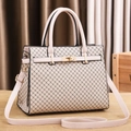 Elegante rosa Handtasche mit Kreuzschraffur, goldenem Drehverschluss und Schultergurt - Gebrochenes Weiß