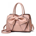Borsa rosa lucida con motivo a coccodrillo, grande fiocco e tracolla dorata rimovibile - Rosa