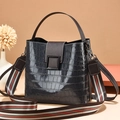 Borsa a secchiello grigio scuro con stampa coccodrillo e tracolla in tela a righe - Grigio