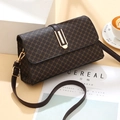 Borsa a tracolla marrone scuro con motivi a croce chiara e dettagli in metallo dorato - caffè