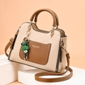 Bolso de mano minimalista beige y marrón en cuero sintético con colgante de conejo verde - Caqui